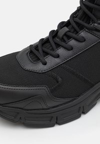 Emporio Armani Höga sneakers - black