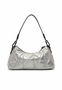 Bolso de mano plateado acolchado con una textura suave y brillante, que cuenta con una correa negra curva y acentos de hardware negro.