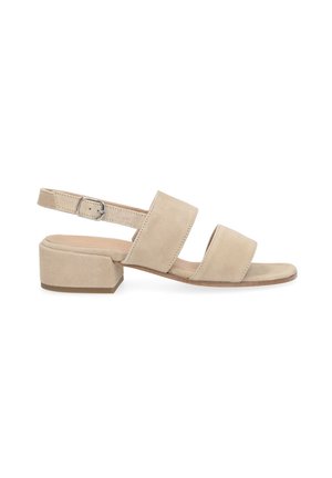 Beige ruskind sandal med åben tå, to stropper, en slingback-spænde og en lav blokhæl.