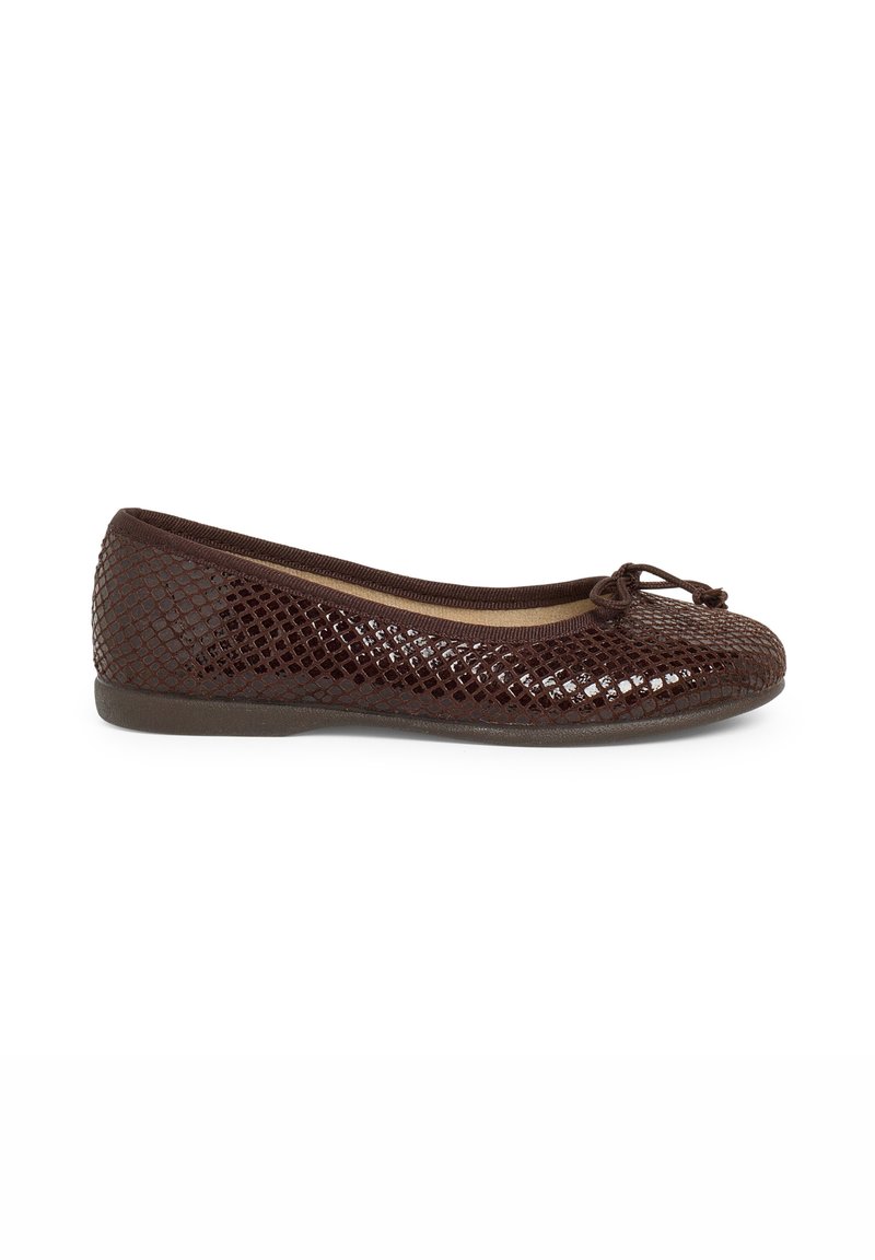 Chaussure plate marron avec un extérieur en maille perforée, bout rond et un accent de nœud à l'avant. Semelle en caoutchouc flexible. Doublure intérieure lisse.