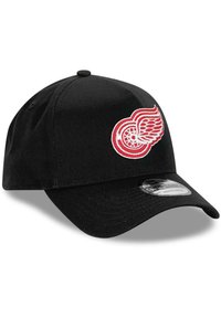 Schwarzfarbene Mütze aus Stoff mit gebogenem Schirm. Auf der Vorderseite befindet sich ein gesticktes rot-weißes Logo der Detroit Red Wings.
