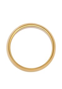 Gouden metalen ring met een gladde, glanzende afwerking. Circulaire vorm, constante breedte overal en geen zichtbare versieringen of texturen.