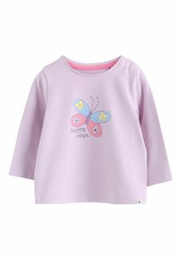 Camiseta de manga larga lila para niño pequeño con un gráfico de mariposa y el texto "días felices", que cuenta con dos botones a presión en los hombros y un cuello interior rosa.
