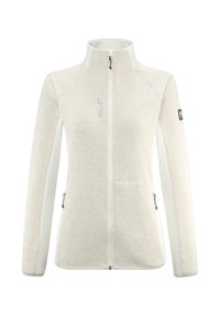 Helles beiges Fleece-Jacke mit vollständigem Reißverschluss, hohem Kragen, Reißverschlusstaschen und schwarzem Markenpatch am linken Ärmel.