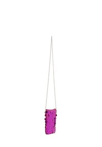 Borsa a tracolla in paillettes rosa, con forma rettangolare, tracolla in catena argentata e chiusura con zip.