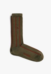 Calcetas verdes oliva con rayas verticales rojas. Presenta un pequeño logotipo de calavera y el texto "SCALPERS" en rojo en el tobillo. Tela suave y texturizada.