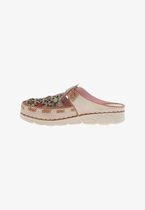 Chaussure slip-on avec semelle beige, motifs floraux et géométriques multicolores complexes sur le dessus et détails cousus marron.