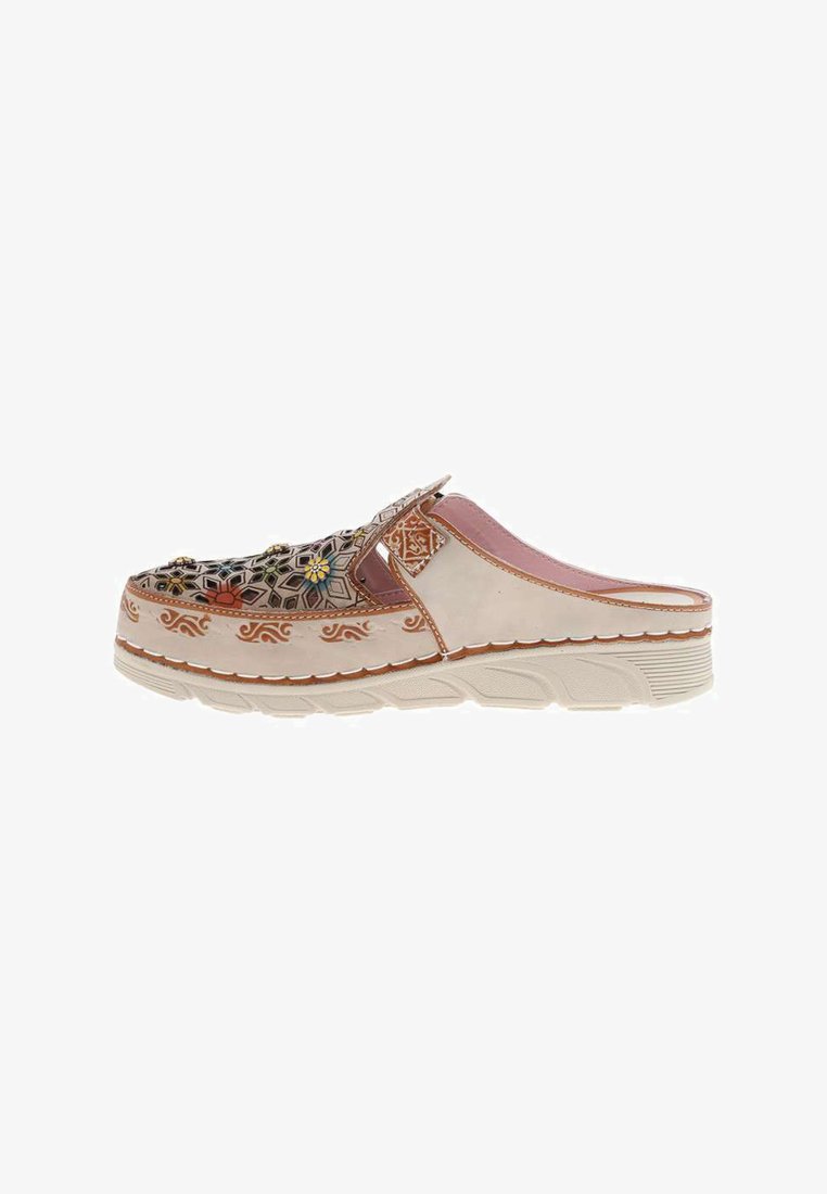 Chaussure slip-on avec semelle beige, motifs floraux et géométriques multicolores complexes sur le dessus et détails cousus marron.