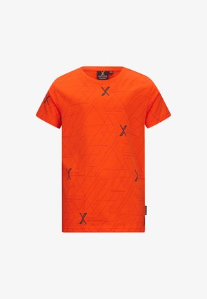 Oranje t-shirt met korte mouwen, voorzien van een geometrisch patroon in marineblauw, met de tekst "RETOUR PERFORMANCE" en een label aan de zijkant.