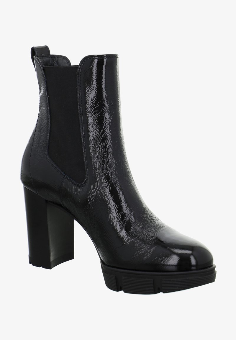 Bottine noire en cuir verni avec talon haut, panneau latéral élastique et languette de tirage, dotée d'une semelle épaisse et d'un bout arrondi.