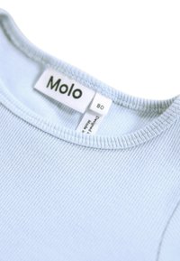Svetlo modra rebrasta bombažna srajca z zaobljenim ovratnikom, z oznako "Molo" in podatki o velikosti našitimi znotraj.