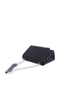 Bolso de tela negra con un acabado texturizado, que cuenta con una correa de cadena plateada y un logo grabado en la parte frontal. Diseño compacto y plegable.