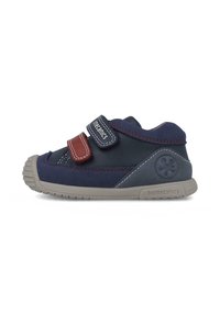 Chaussures pour enfants bleu et gris avec un bout arrondi, deux bandes Velcro réglables, semelle en caoutchouc texturé et détails de couture contrastés.