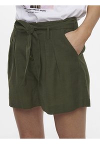 Shorts vert olive avec une taille ceinturée, un devant plissé et des poches latérales. Le tissu est léger et a une texture lisse.