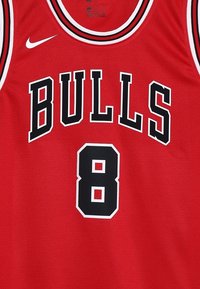 Czerwona koszulka do koszykówki z napisem "BULLS" w grubych czarnych literach oraz numerem "8" w kolorze czarnym, z białymi i czarnymi paskami na kołnierzyku.