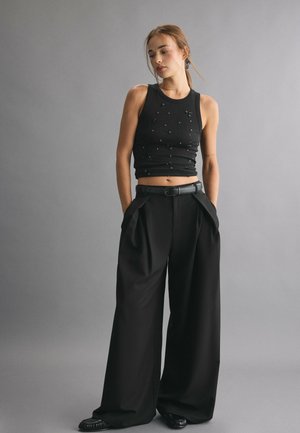 Stradivarius, WIDE-LEG TROUSERS WITH DARTS AND BELT - Pantalon classique - black