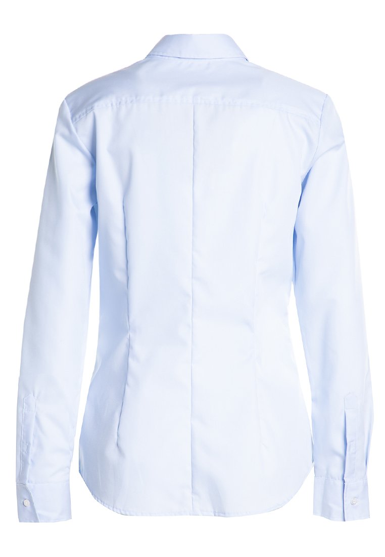 Jasnoniebieska koszula z długim rękawem, gładki materiał, dopasowany krój, mankiety zapinane na guziki, szew w tylnej części, subtelnie zaokrąglony dół.