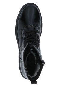Stivaletto nero realizzato in pelle lucida. Presenta punta rotonda, design con lacci, cerniera laterale e dettagli testurizzati sui lati.