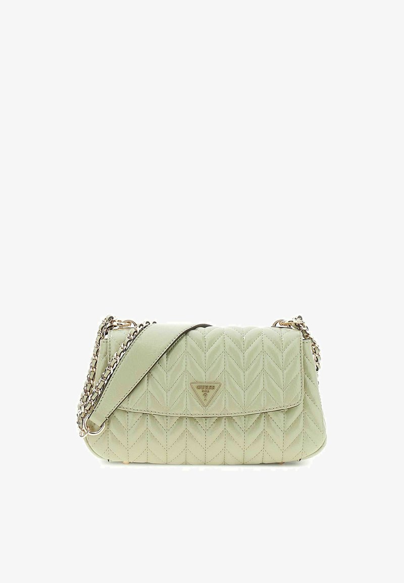 Sac d'épaule matelassé vert clair avec bandoulière en chaîne dorée et logo triangulaire Guess sur le rabat avant.