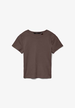 Barna rövid ujjú bordázott kötött póló kerek nyakkivágással, fehér háttéren lefektetve.