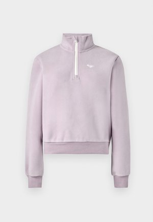 Lavendel fleece pullover met een halve ritssluiting aan de voorkant, hoge kraag, geribde manchetten en onderkant, en een klein wit logo op de borst, plat gelegd op een witte achtergrond.