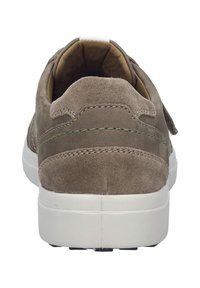 Braune Wildledersneaker mit runder Spitze, weißer Sohle und grünen Nähakzenten. Weicher Textur mit einem flachen Design.