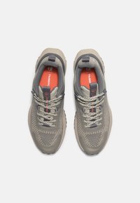 Zapatillas deportivas grises con una parte superior de malla texturizada, plantilla naranja y cordones grises. Punta redonda y suela de goma resistente con patrones de tracción.