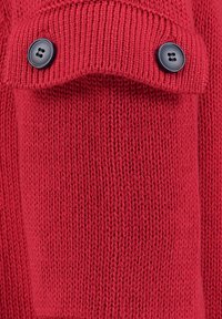 Maglione rosso lavorato a maglia con un tessuto testurizzato, dotato di due bottoni blu navy su un dettaglio del polsino. Il design include un accento con colletto ripiegato.