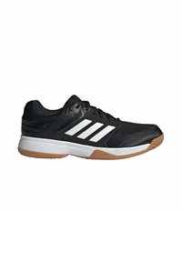 Chaussure de sport noire avec trois bandes blanches, semelle intermédiaire blanche et semelle extérieure en caoutchouc marron, conçue pour les activités en salle.
