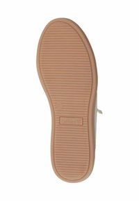 Sola della scarpa in gomma beige con scanalature orizzontali per la trazione. Presenta un logo rettangolare con la scritta "CAPRICE" e l'impronta della taglia "37".