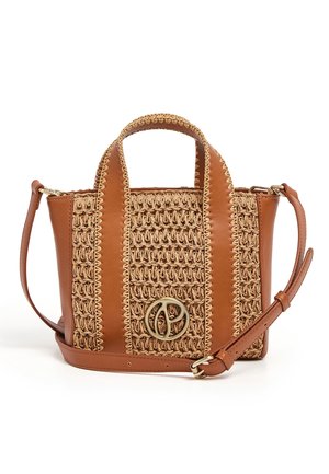 Sac en paille tressée avec des accents en cuir brun, comportant deux poignées courtes, une bandoulière détachable et un détail en logo doré à l'avant.