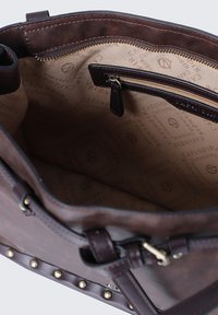 Borsa a mano in pelle marrone con finitura testurizzata, dotata di una tasca con zip interna, hardware dorato e dettagli borchiati lungo il bordo.