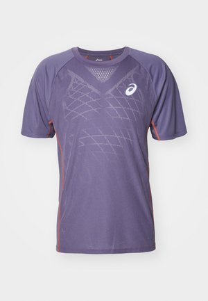 Kurzärmeliges Sportshirt aus lila feuchtigkeitsableitendem Material, mit Netzpaneelen, orangen Akzentnähten und einem Logo auf der Brust.