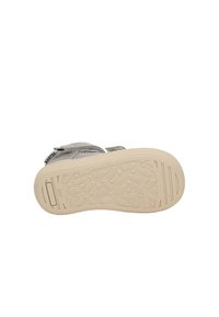 Šedá veganská kožená sandál s dvěma nastavitelnými popruhy na suchý zip, s texturovanou béžovou gumovou podrážkou s vzorovaným designem. 