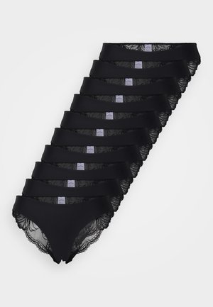 Set di lingerie in pizzo e tessuto nero, con bordo in pizzo floreale e parte frontale liscia. Composto da più pezzi identici disposti in fila.