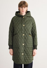 Gequilted groene jas met een capuchon, gouden knoopsluiting en zijzakken met bruine accenten. Gemaakt van een glad synthetisch materiaal.