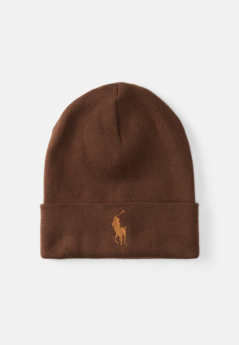 Barna kötött sapka hajtott peremmel és világosbarna árnyalatú hímzett polo játékos logóval. Puha tapintású, kerek tetejű, látható varratok nélkül.