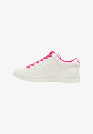 Witte sneaker met roze veters en accenten. Glad lederen materiaal, ronde neus met een gestructureerd ontwerp en platte rubberen zool.