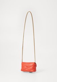 Oranje leren handtas met een gequilt ontwerp, voorzien van een gouden kettinghengsel en een klein logo-detail aan de voorkant. Compact rechthoekige vorm.