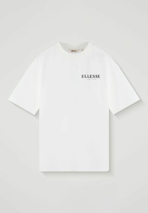 Wit T-shirt met korte mouwen met "ELLESSE TENNIS CLUB" in zwarte letters gedrukt op de linkerborst, weergegeven op een neutrale achtergrond.