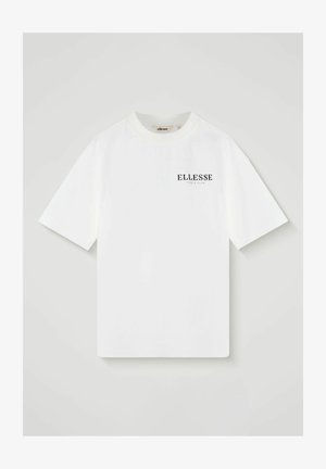 T-shirt bianca a maniche corte con la scritta "ELLESSE TENNIS CLUB" stampata in nero sul petto superiore sinistro, esposta su uno sfondo neutro.