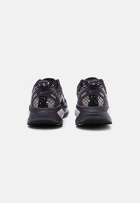 Nike sneakers v černé a fialové barvě, s prodyšným síťovaným svrškem se reflexními prvky, polstrovanou podešví a texturovaným vzorkem.