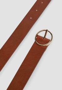 Brązowy pasek ze skóry o gładkiej fakturze, z okrągłą złotą metalową klamrą i wieloma otworami do regulacji długości.