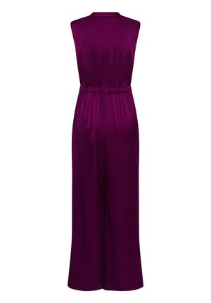 Ermeløs vidbukse-jumpsuit i dyp lilla med rynket elastisk midje, vist bakfra på en hvit bakgrunn.