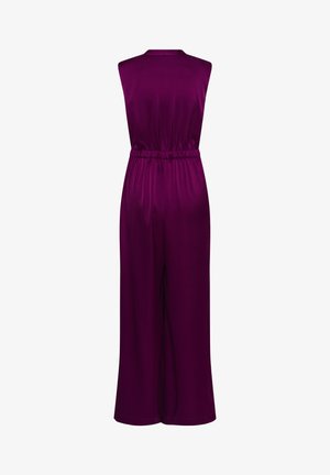 Ermeløs vidbukse-jumpsuit i dyp lilla med rynket elastisk midje, vist bakfra på en hvit bakgrunn.