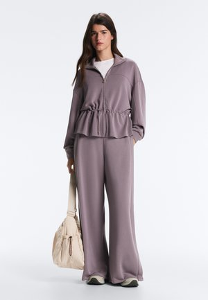 OYSHO SOFT-TOUCH WIDE-LEG WITH SIDE PLEAT - Pantaloni - purple