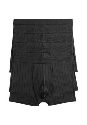 Sorte boxershorts i en pakke med fire, med en ribbet tekstur og et quiltet bånd med præget logo. Vertikalt stribemønster på stoffet.