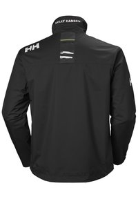 Chaqueta impermeable negra con un alto cuello, que presenta acentos reflectantes, un logo en la espalda y una textura suave y elegante.