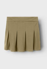 Jupe A-ligne en khaki avec des plis, fabriquée dans un tissu doux. Elle présente une ceinture large et une texture lisse. Design simple sans accents supplémentaires.