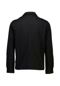 Chaqueta negra de manga larga con cuello clásico, puños de botón y textura de tela suave. La vista trasera muestra un ajuste entallado y detalles de costura.